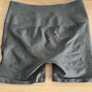 Smoke Alphalete amplify 4.5” short